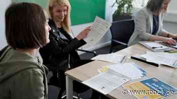 Arbeitsagentur hat Zahlen in Cottbus vorgestellt: Brandenburger Jobcenter bei Vermittlung von Ukraine-Flüchtlingen noch am Anfang - rbb24