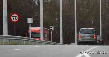 Motorrijder (24) gewond na tik tegen voorligger - Het Laatste Nieuws