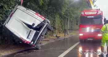 Man gekneld in wagen op Koning Boudewijnlaan - Het Laatste Nieuws