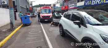 Colisão entre carro e moto no Centro de Videira deixa uma pessoa ferida - Rádio Videira - RBV Notícias