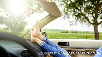 Füße auf das Armaturenbrett legen birgt hohes Risiko für Beifahrer