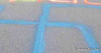 Onbekenden schilderen hakenkruis op wegdek in Zwevezele | Wingene | hln.be - Het Laatste Nieuws