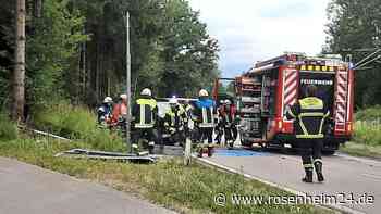 Schwerer Unfall auf St2359 bei Stephanskirchen - Frau in Auto eingeklemmt