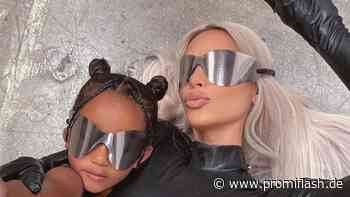 Für Kanye? Kim Kardashian macht Yeezy-Werbung mit Töchtern - Promiflash.de