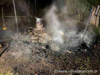 Casa de madeira é completamente destruída por incêndio em Abelardo Luz - canalideal.com.br