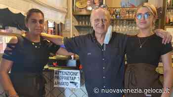 “Proprietario armato”: il cartello del ristoratore di Jesolo scatena foto ed ironia - La Nuova Venezia
