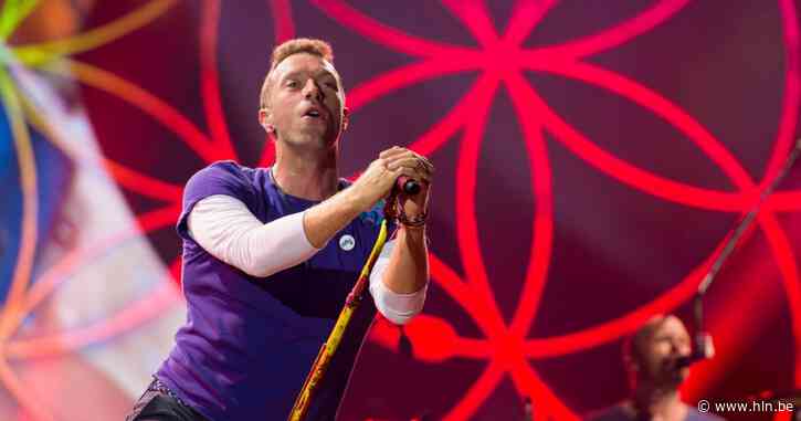 Wachtende fans vangen glimp op van Chris Martin in Brussels hotel - Het Laatste Nieuws