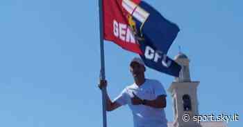 Genoa, Blessin riporta la bandiera a Boccadasse: "Andiamo in Serie A e torno qui a nuoto" - Sky Sport