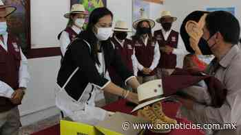 Entrega Ariadna Ayala uniformes a trabajadores de turismo de Atlixco » Oronoticias - Oronoticias