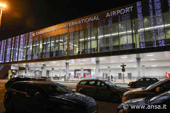 Aereo fermo sotto il sole per ore, passeggeri chiamano 118 - Agenzia ANSA