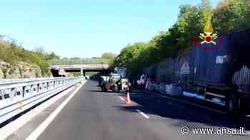Mezzo pesante fermo, disagi su raccordo 13-A4 - Italia - Agenzia ANSA