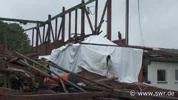 Trümmer weit verteilt: Unwetter reißt Dach von Lagerhalle - SWR Aktuell