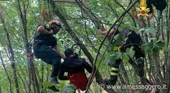 Rieti, rimane sospeso tra i rami: parapendista soccorso dai vigili del fuoco - ilmessaggero.it