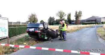 Bestuurder knalt tegen betonnen elektriciteitspaal die omvalt door klap - Het Laatste Nieuws