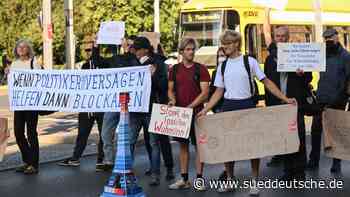 Demonstrationen - Dresden - Klimaaktivisten blockieren Verkehr in Dresden - Politik - SZ.de - Süddeutsche Zeitung - SZ.de