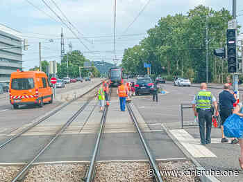 Auto kollidiert an Kreuzung mit Straßenbahn und wird auf Verkehrsinsel geschleudert - Karlsruhe.One - Das Regionalmagazin