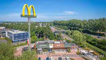 Protestvlag in McDonald’s-paal; oproep om weer weg te halen en schade te herstellen; ook vlaggen in lantaarnpalen - Alblasserdamsnieuws.nl