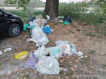 Ancora sacchi di rifiuti abbandonati lungo il Po a Punta Cristo. C'è chi considera le sponde del fiume una discarica - Cremona Sera
