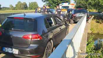 Drei Fahrzeuge beteiligt: Auto klemmt nach schwerem Unfall in Rieste im Brückengeländer - NOZ