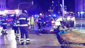 Schwerer Unfall in München: 22-Jähriger aus Auto geschleudert – tot - t-online - München