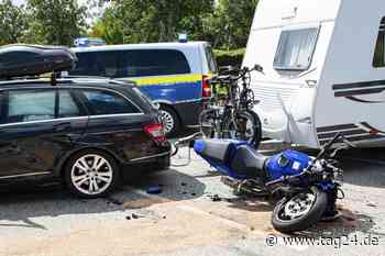 Tödlicher Unfall auf Bundesstraße! Biker kracht in Auto und stirbt noch vor Ort - TAG24