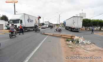 Poste cai e causa congestionamento na BR 316 em Picos; veja fotos - Cidades na Net