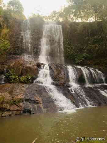 Jovem cai de altura de aproximadamente 10 metros em cachoeira de Araguari - g1.globo.com