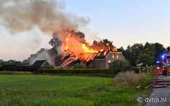 Vuur verwoest woonboerderij met rieten dak aan de Veendijk in Havelte | video - Dagblad van het Noorden