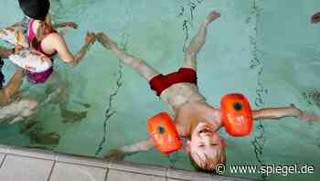 Schwimmflügel, Schwimmgürtel, Haiflosse im Test: Was brauchen Kinder zum Schwimmen lernen? - DER SPIEGEL