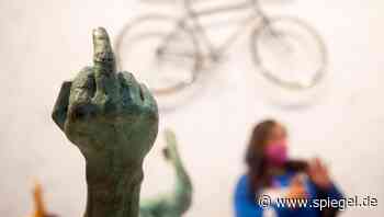 Hamburg: Unbekannter stiehlt drei Mittelfinger-Skulpturen von Ai Weiwei - DER SPIEGEL