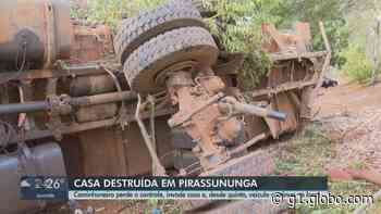 Três dias após acidente que destruiu casa em Pirassununga, caminhão continua no local e família espera providências - Globo