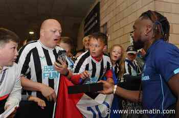 En Angleterre, un fan de Newcastle lui demande un autographe, Allan Saint-Maximin lui offre un très beau cadeau