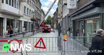 Enkele dakpannen en gevelstenen naar beneden gevallen in Bosstraat in Maaseik: één winkel om veiligheidsredenen dicht - Vlaamse Radio- en Televisieomroeporganisatie