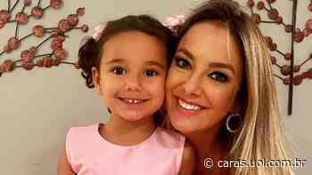 Ticiane Pinheiro leva a filha, Manuella, para curtir apresentação no teatro - CARAS Brasil