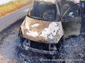 Veículo pega fogo em acostamento entre Naviraí e Ivinhema - Dourados News