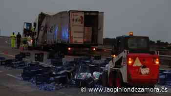 Miles de botellas de cristal esparcidas por la A-66 en Zamora - La Opinión de Zamora