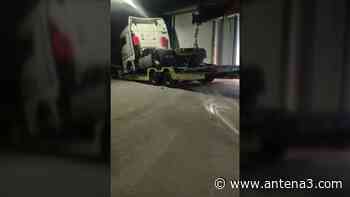 Un camión se queda encajado en una calle de Videmala, en Zamora - Antena 3 Noticias