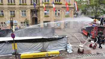 Feuerwehr hilft gerne aus - Wie kommt der Seifenschaum vom Rathausplatz weg? - Schwarzwälder Bote