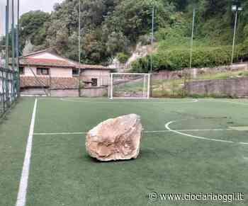 Masso si distacca dal monte e cade sul campo di calcio - ciociariaoggi.it
