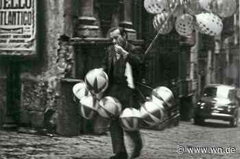 DJ legt zum Tanz im Museum auf