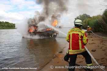 Bootsbrand auf der Elbe