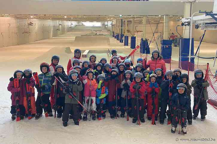 Buiten lopen de temperaturen op tot dertig graden, maar burgemeester Maaike (29) geeft momenteel… skilessen: “Ideaal om te doen tijdens de hittegolf”