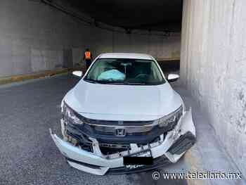 Conductor sale ileso tras perder control de auto en paso a desnivel de Monterrey - Telediario CDMX