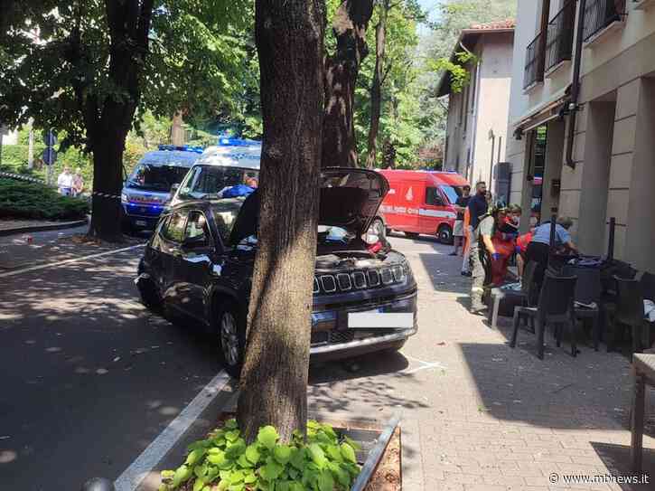 Terrore a Giussano, auto piomba sui clienti ai tavoli del bar: atterra l’elisoccorso - MBNews