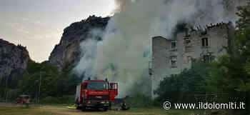 Grosso rogo nell'Alto Garda (FOTO), i vigili del fuoco salvano una villetta: prelevano l'acqua dal Sarca e intervengono con i mezzi meccanici per spegnere l'incendio - il Dolomiti - il Dolomiti