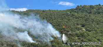 Incendio boschivo nell'Alto Garda, vigili del fuoco sul posto, in azione anche l'elicottero (VIDEO). Le fiamme partite da una baracca hanno divorato diversi metri di vegetazione - il Dolomiti - il Dolomiti
