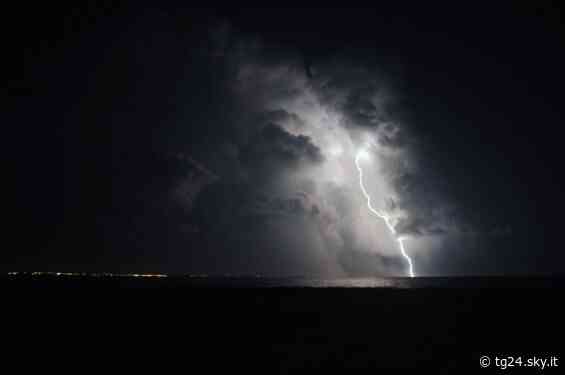 Fulmine in spiaggia a Soverato: feriti quattro componenti di una famiglia - Sky Tg24