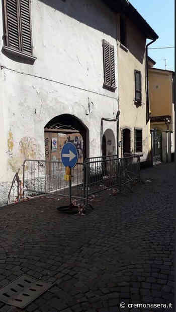Dalla pagina social Crema e i suoi problemi, una cremasca giustamente preoccupata, segnala il degrado di uno scorcio di centro storico cittadino - Cremona Sera