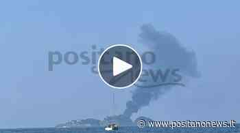 Barca in fiamme al largo dell'isola Li Galli a Positano - Positanonews - Positanonews
