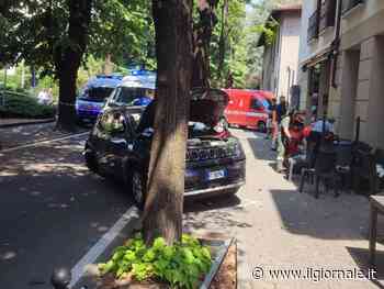 L'auto travolge i tavolini del bar: paura e feriti in Brianza